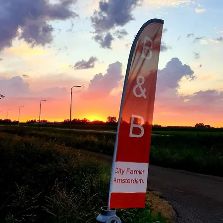 Farmer , Bed, Bike And Breakfast In Couette-café